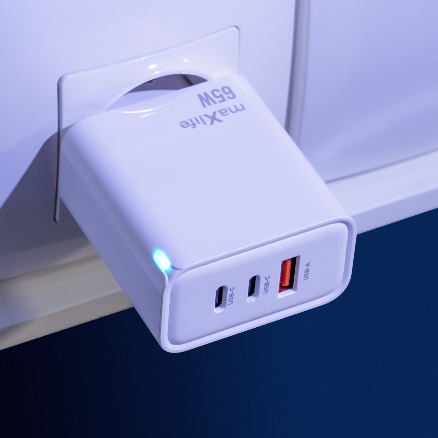 MaXlife MXTC-09-65ACC Network Charger, 65W, 3.25A, 1 x USB-A - 2 x USB-C, White
